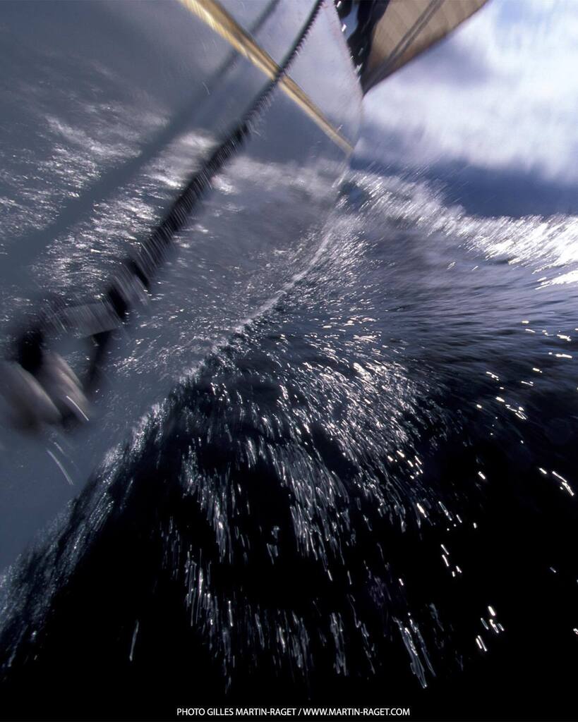 All along the floating line #sailing #yachting #instasail #yachtracing #regatta #sailingstagram #sailor #sail #lovesailing #boating #barcos #bateau #sailingphotography #instasailing #sea #legend  #instagood #altair #superyachts #classic #classy #vintage … instagr.am/p/CpRnDozss--/