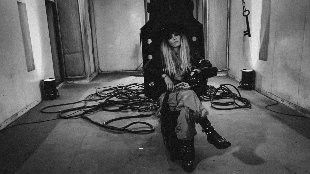 scarecrowrayne's tweet photo. Music video shoot 🖤🤍 https://t.co/8f3ckHtBgG