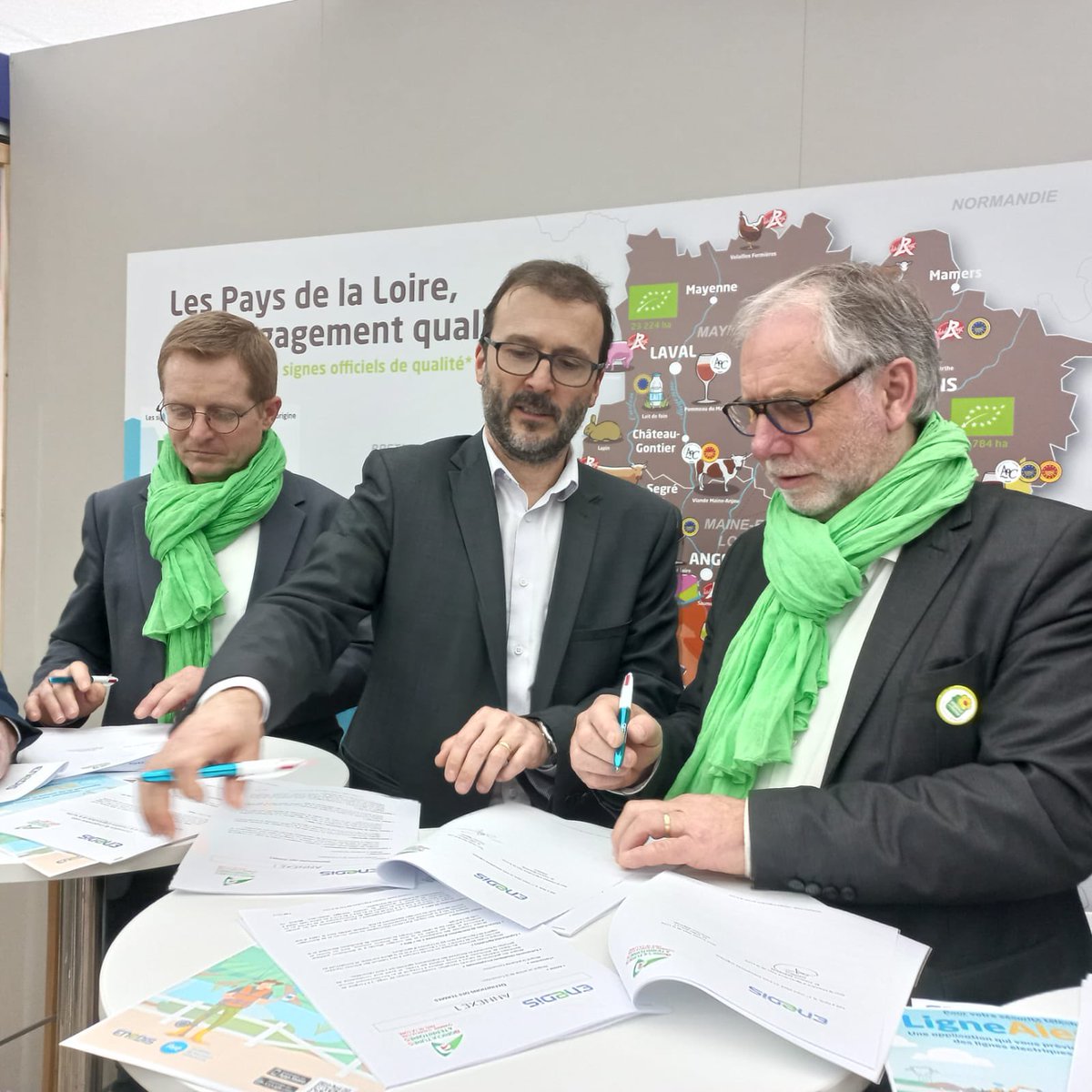 pguelman's tweet image. #Salondelagriculture | Signature de convention ce jour entre @enedis et la @ChambagriPdL autour des enjeux de maîtrise des risques électriques⚡️ sur les exploitations agricoles 🚜 de la @sarthefr et du @Maine_et_Loire
@Gilles_ROLLET, @enedis_pdl, @FBeaupere1