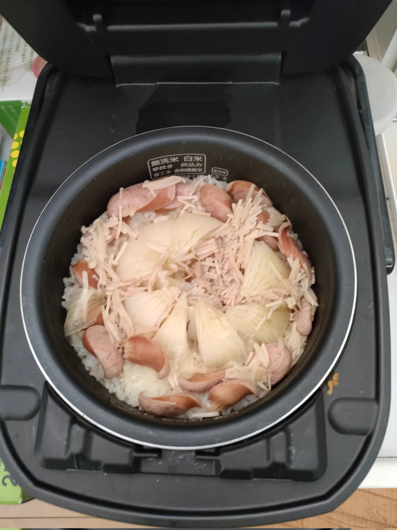 お昼に作った。
スープで余ったえのき足して。
粉チーズとかも合いそう。
新玉甘い。  
