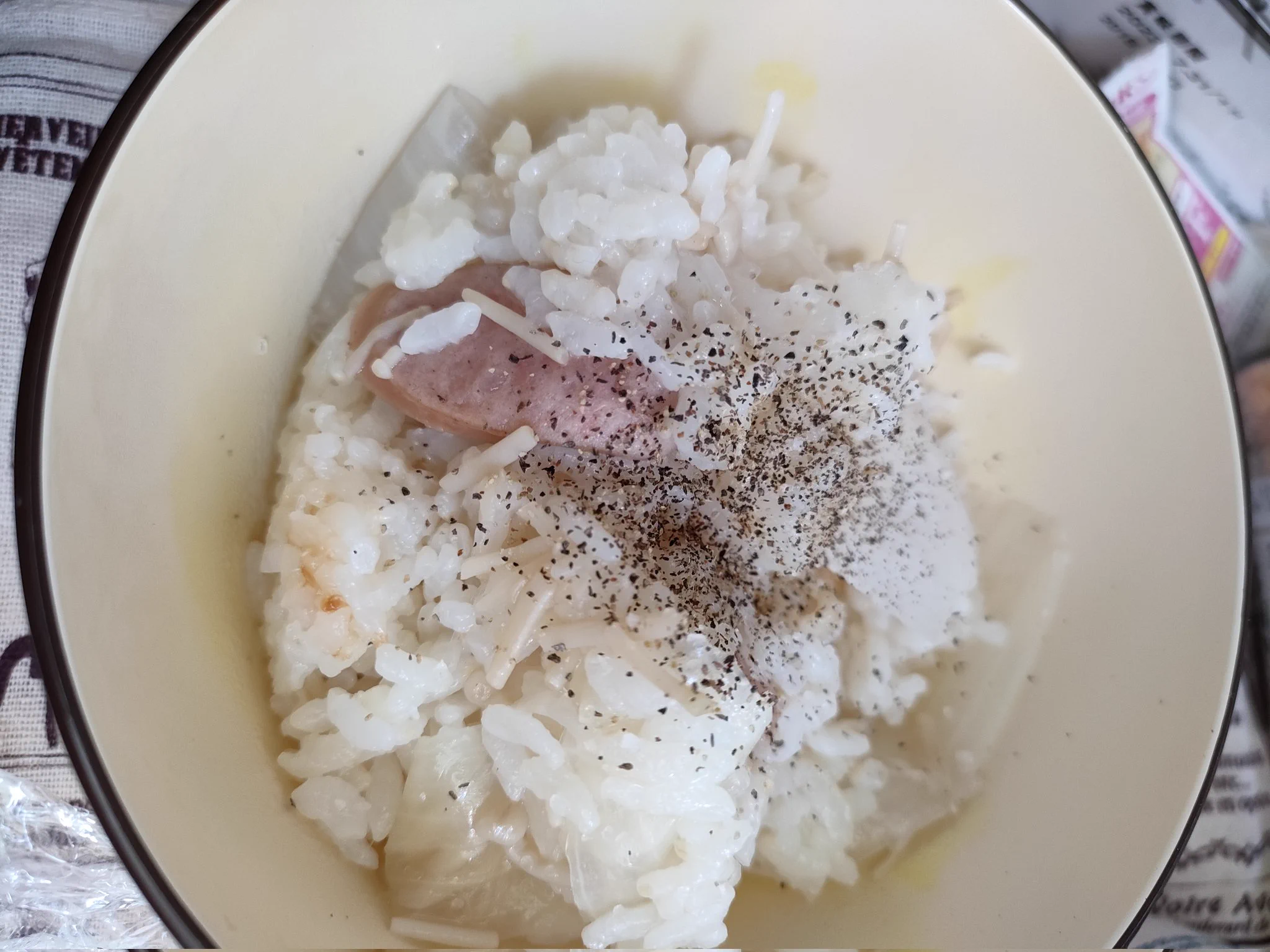 お昼に作った。
スープで余ったえのき足して。
粉チーズとかも合いそう。
新玉甘い。  