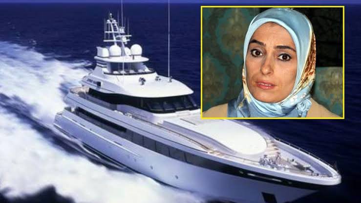 İskenderun Sahra Hastanemiz kıyıya çok yakın bir yerde.
📍Gece gündüz çalışmak,
📍Topladıkları odunlarla ısınıp toprak zeminde yatmak,
Arkadaşlarımı çok yordu.
Şu yatını,
Yunan Adaları’dan getirip çocuklara versen de biraz dinlenseler olmaz mı Zehra?