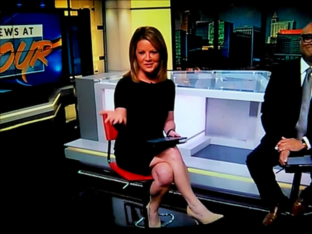 CandiceSW970's tweet photo. Very Sexy NC Anchor Mom Angela In Green On The Anchor Desk With Her Legs Crossed Last Week! She's Looking Very Nice! @AngelaDTaylor 🟢🟢🟢🟢 https://t.co/ZjvDK1vlEh