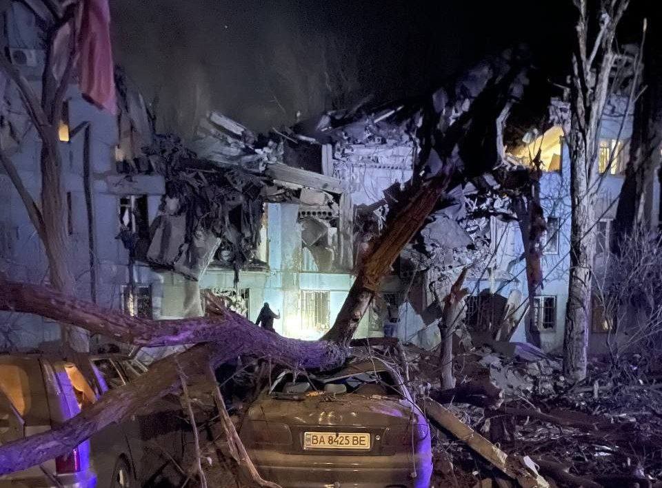 twolettersA's tweet photo. A residential building in Zaporizhzhia, which was destroyed by a russian rocket.
#RussiaIsATerroristState
#ArmUkraineNow
@POTUS @apmassaro3 @SecBlinken @WhiteHouse @SenatorRisch @OlafScholz @JustinTrudeau @MorawieckiM https://t.co/vdRv2EkFNa