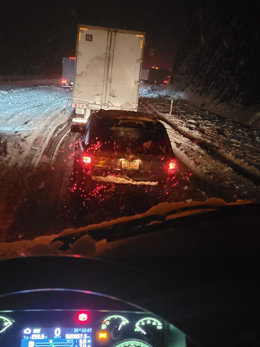 BarbiePrinster's tweet photo. @ArizonaDOT Southbound I-17 just North of 169. There are 2 jack knifed semis. Cars can get through, but large trucks, semis cannot. https://t.co/5UowWonpMF