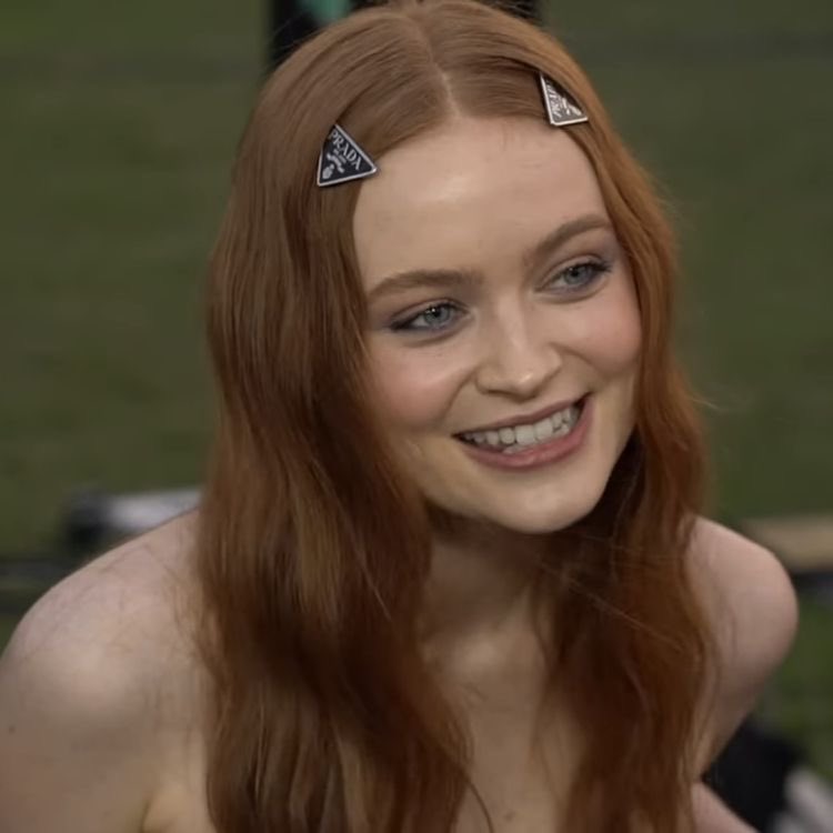 sadiesinkhourly's tweet photo. https://t.co/xdlFJr6MUG