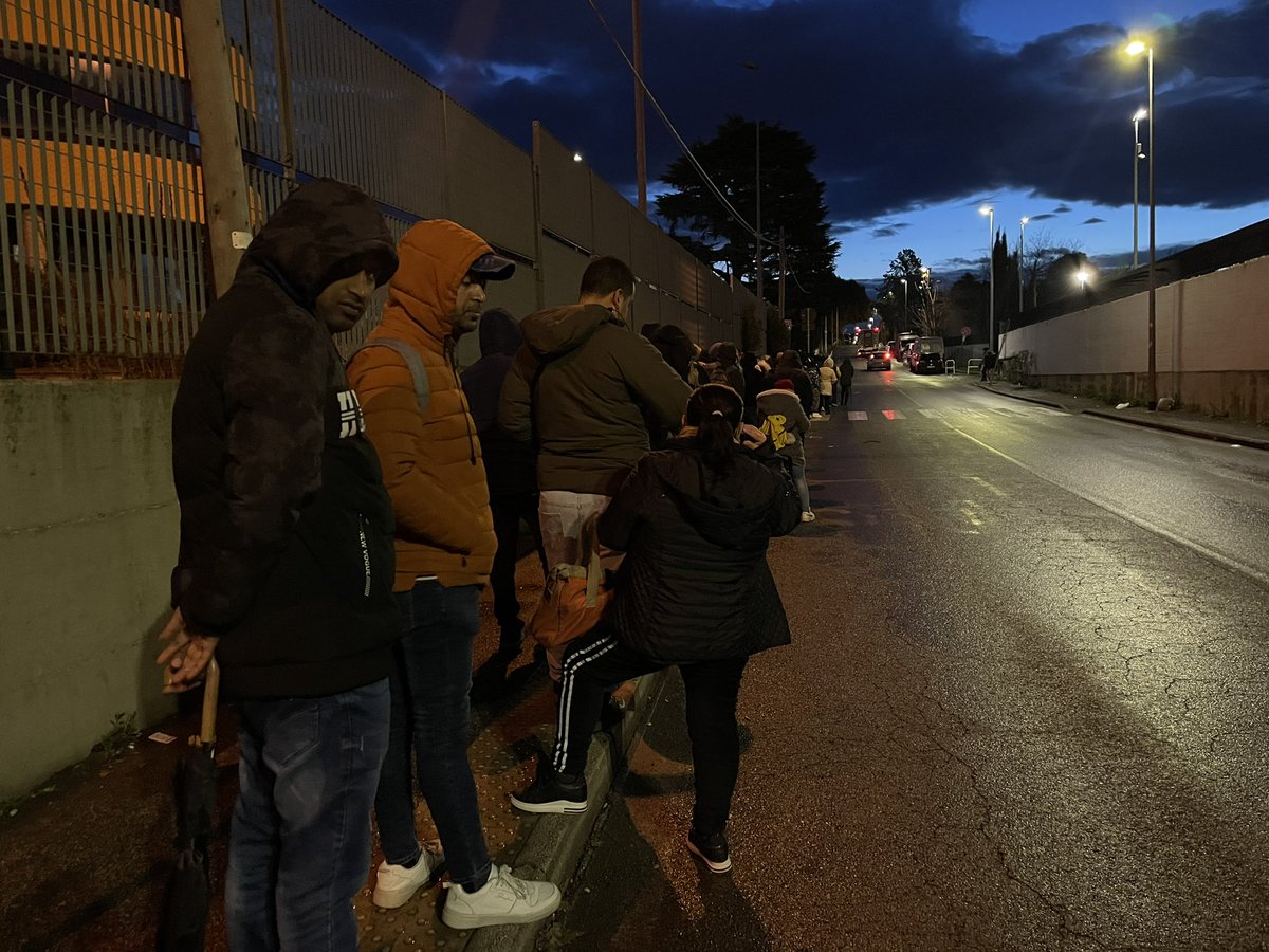 Con <a href="/nonna_roma/">Nonna Roma</a> fuori l’ufficio immigrazione a Roma.Nessun appuntamento, ore e ore al freddo e senza certezza di entrare 
<a href="/AGTW_it/">AGTW</a>