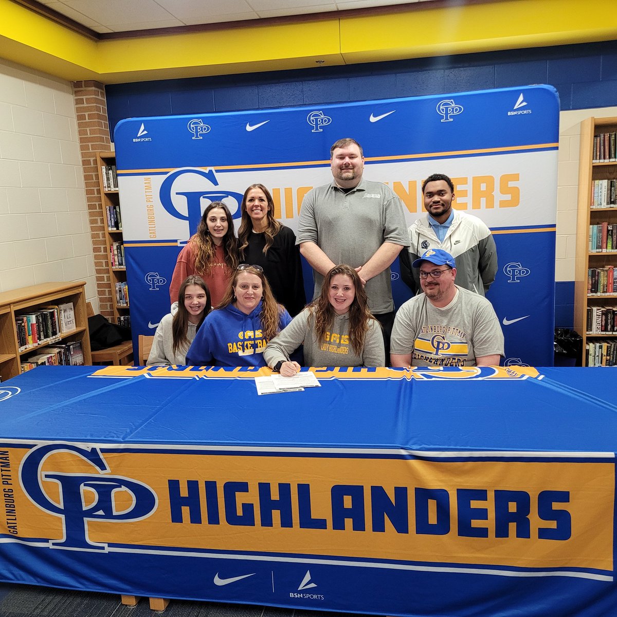 JUTNWBB's tweet photo. Got the βοΈ to the π with new #23Signee @ShilahWhaley of @gphs_wbb!! @JUCoachLawhon @JWisdomMartin #ItsARoyalStateOfMind #LadyRoyals #FamilyOn3 https://t.co/8JrkDIrzb2
