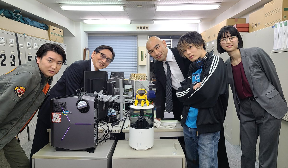 getready_tbs's tweet image. 特務課オフショット👮📸

9️⃣話ではついに警察チームが本気を出す！？
でも中心にいる黄色いロボットに気づいて～🤣
#矢島健一 #片山友希 #菅原卓磨 #吉田涼哉 #川本光貴 #ゲットレディ
