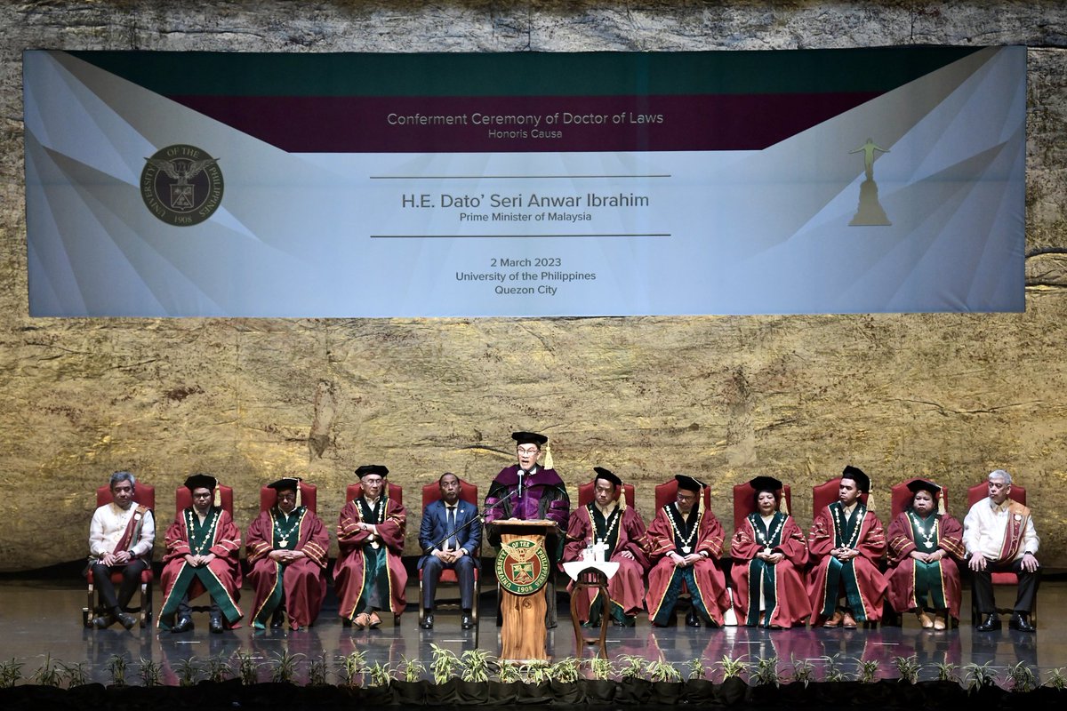 anwaribrahim's tweet photo. Sesudah acara rasmi di Rizal Park, saya langsung ke University of the Philippines untuk menyampaikan syarahan umum berjudul ‘30 Years After The Asian Renaissance: Strategic Takeaways for ASEAN. 

#MalaysiaMADANI #MASPH https://t.co/9o7PJ5HUFU