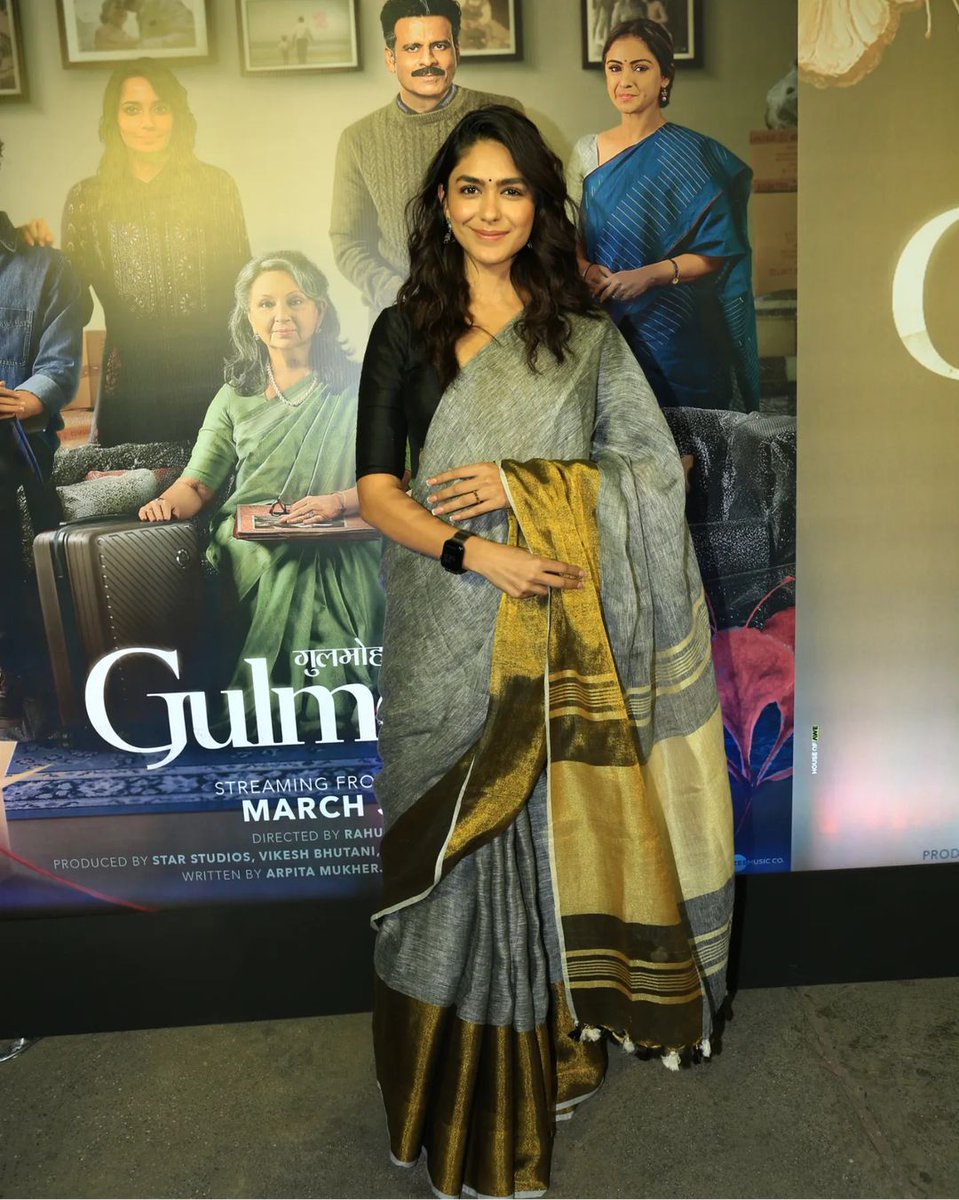 jyomrunal's tweet image. Common appearance is her  {@mrunal0801} precious jewel 

#MrunalThakur #risingstar #simplelook #beautiful #gorgeous #fanslove #indianactress