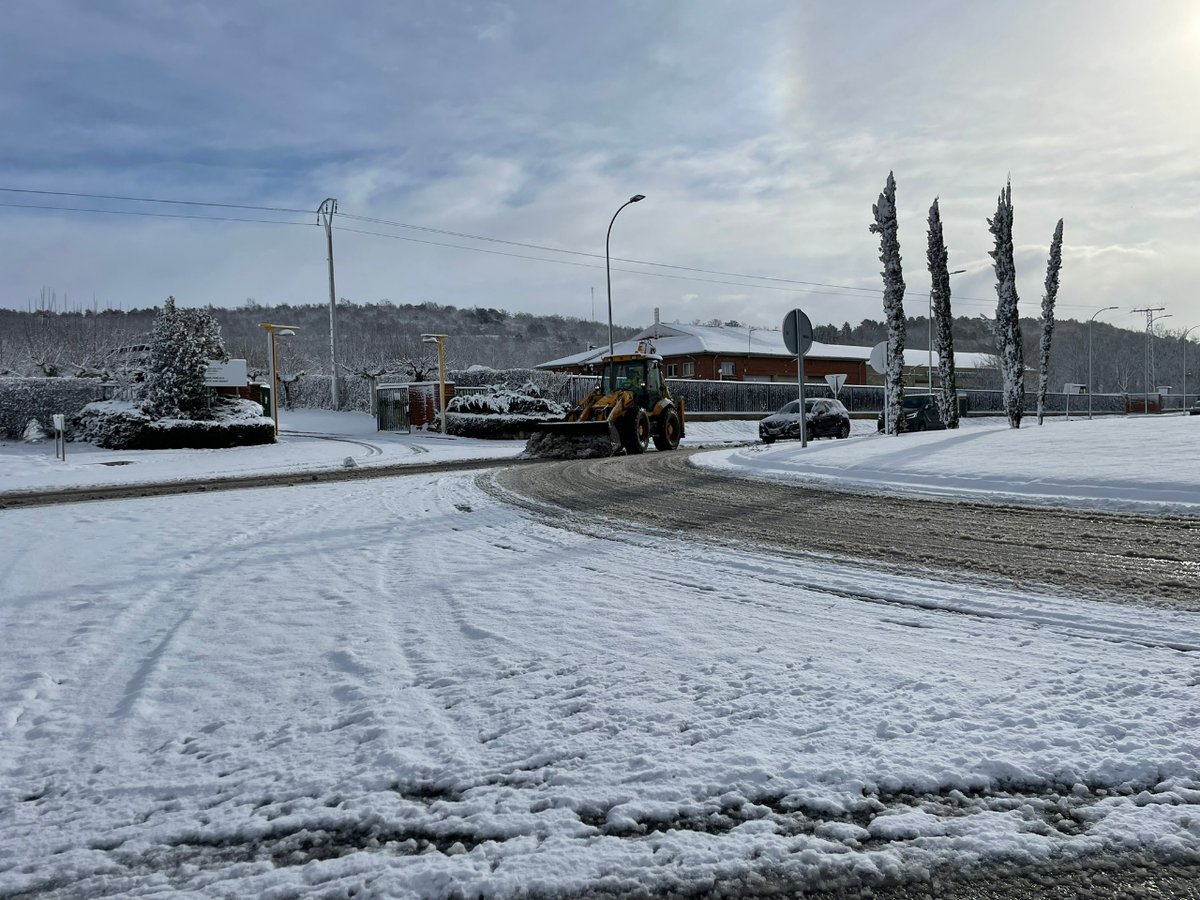Aunque llueva, aunque nieve siempre trabajando!!!
Si llueve hacemos derribos sin necesidad de regar y si nieva  retiramos la nieve de la calzada.

#excavacionesmancenido #excavaciones #demoliciones #derribos #movimientodetierras
