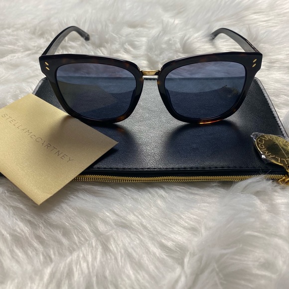 Leticia71's tweet photo. So good I had to share! Check out all the items I'm loving on @Poshmarkapp #poshmark #fashion #style #shopmycloset #hudsonjeans #stellamccartney #merrell: https://t.co/qz9835azsu https://t.co/ljKYTjU7DE