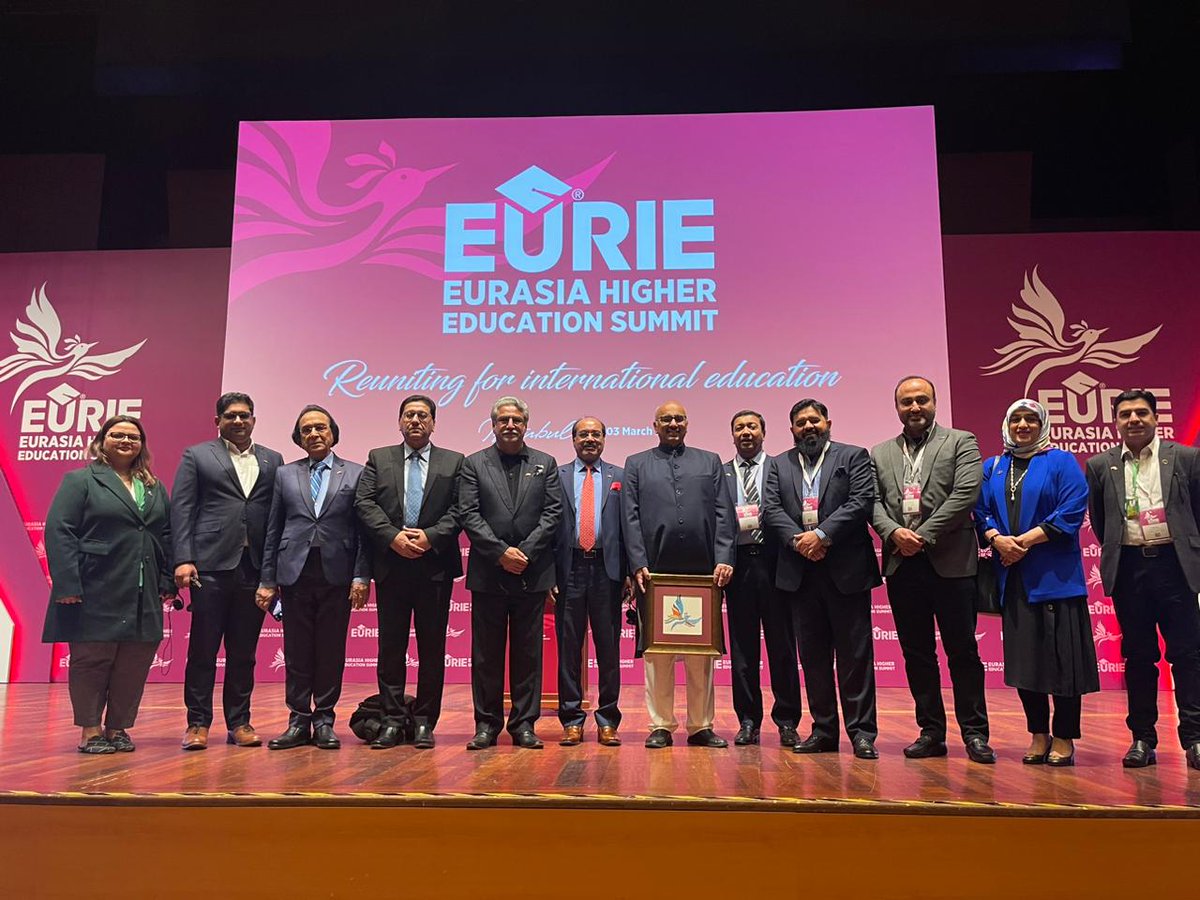 Apsupofficial1's tweet photo. Congratulations to Prof. Dr. Chaudhry Abdul Rehman for his achievements and recognition at the global level! Chairman APSUP, Prof. Dr. Chaudhry Abdul Rehman was awarded with the special souvenir at this occasion. https://t.co/maHCZzbA8w
