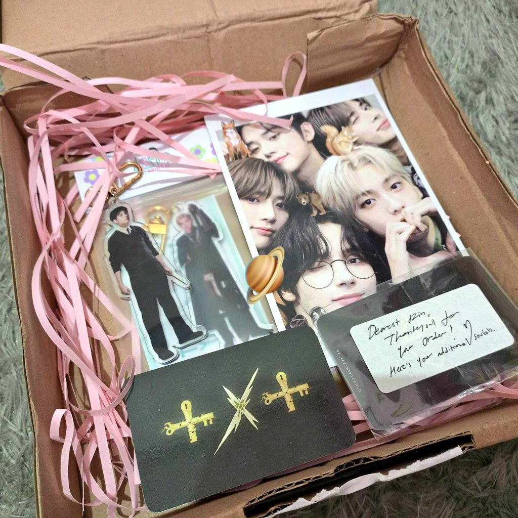 rrinuniverse's tweet photo. 💌 Late post/unboxing mail.

Heyyoo, keychain and stuffs from @k27mintchoco are arrived safely on my hand. Tbh am so excited and happy while open it! 😣🪄🫶🏻 Also, tysm ryuu @y2kbluehour buat bonus keychain Tyun Ravenclawnyaa, seneng bgt Soobin Malfoy pulang ada temennyaa 🥹🫶🏻 https://t.co/rZs8VlRl3V