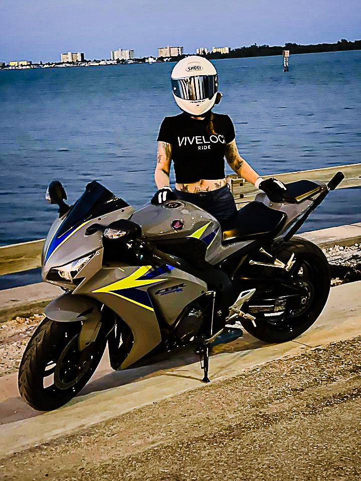 ViVeloci's tweet photo. Definitely not a dude 😉 @becca1000rr 

#girlrider #hondacbr #cbr1000rr #hondagang #rideyourride #tribe #braap #superbikes #bikergirl #youcanridewithus #VivelociGirl https://t.co/TBOYEIF3tl