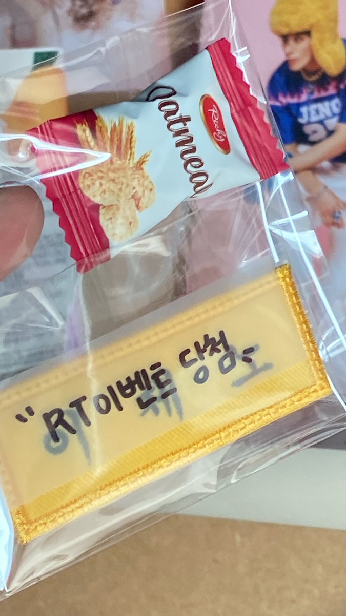 jiyunbag09's tweet photo. @xisvnx 너무너무 잘받았습니다 !! 너무 좋은 이벤트 감사하구 교복이나 가방에 달구 다닐게여 !! 넘 이뻐여 😍😍😭 https://t.co/jvABU0pZCp