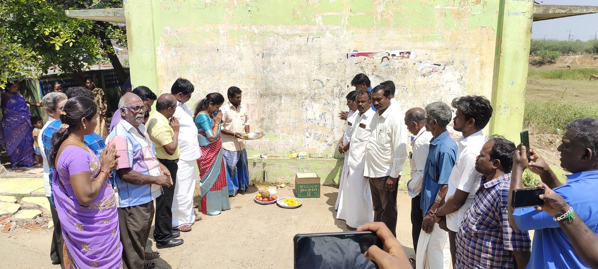 SangaviDr's tweet photo. வயலூர் பகுதியில் துவக்கப்பள்ளி சுற்று சுவர் அமைப்பதற்கான துவக்க நிகழ்வில் கலந்துகொண்டேன்.நகர மன்ற உறுப்பினர் கா.கிருஷ்ணமூர்த்தி 
நகராட்சி ஆணையர், பொறியாளர்,பள்ளி தலைமை ஆசிரியர் மற்றும் ஊர் மக்கள் களந்நு கொண்டு சிறப்பு செய்தனர்.இறுதியாக மாணவர்களுக்கு இனிப்பு வழங்கபெற்றது. https://t.co/4K9HaaB8DB