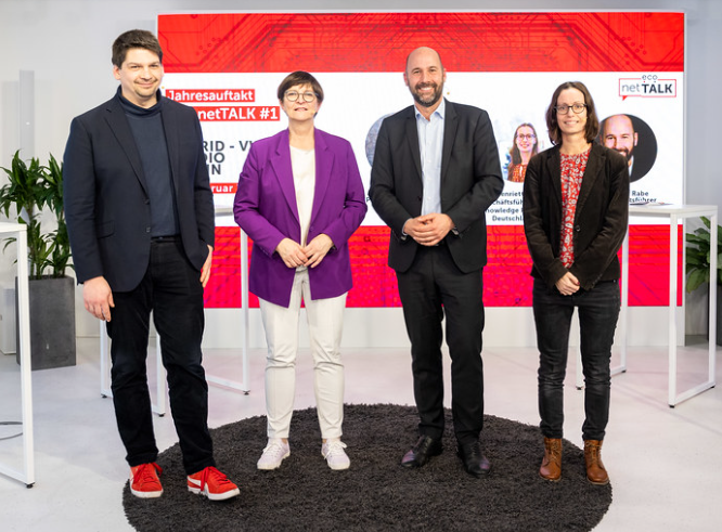 eco #netTALK mit <a href="/EskenSaskia/">Saskia Esken</a>, @Hen_Litta  @_AlexanderRabe_ &amp; <a href="/flueke/">Falk Steiner</a> verpasst? 

📽️Hier geht's zur Aufzeichnung: youtube.com/watch?v=AHhjsS… 

📸und den Fotos: 
flickr.com/photos/ecoev/a…

Danke für den Austausch zum Thema #DigitaleTransformation in Dtl.!