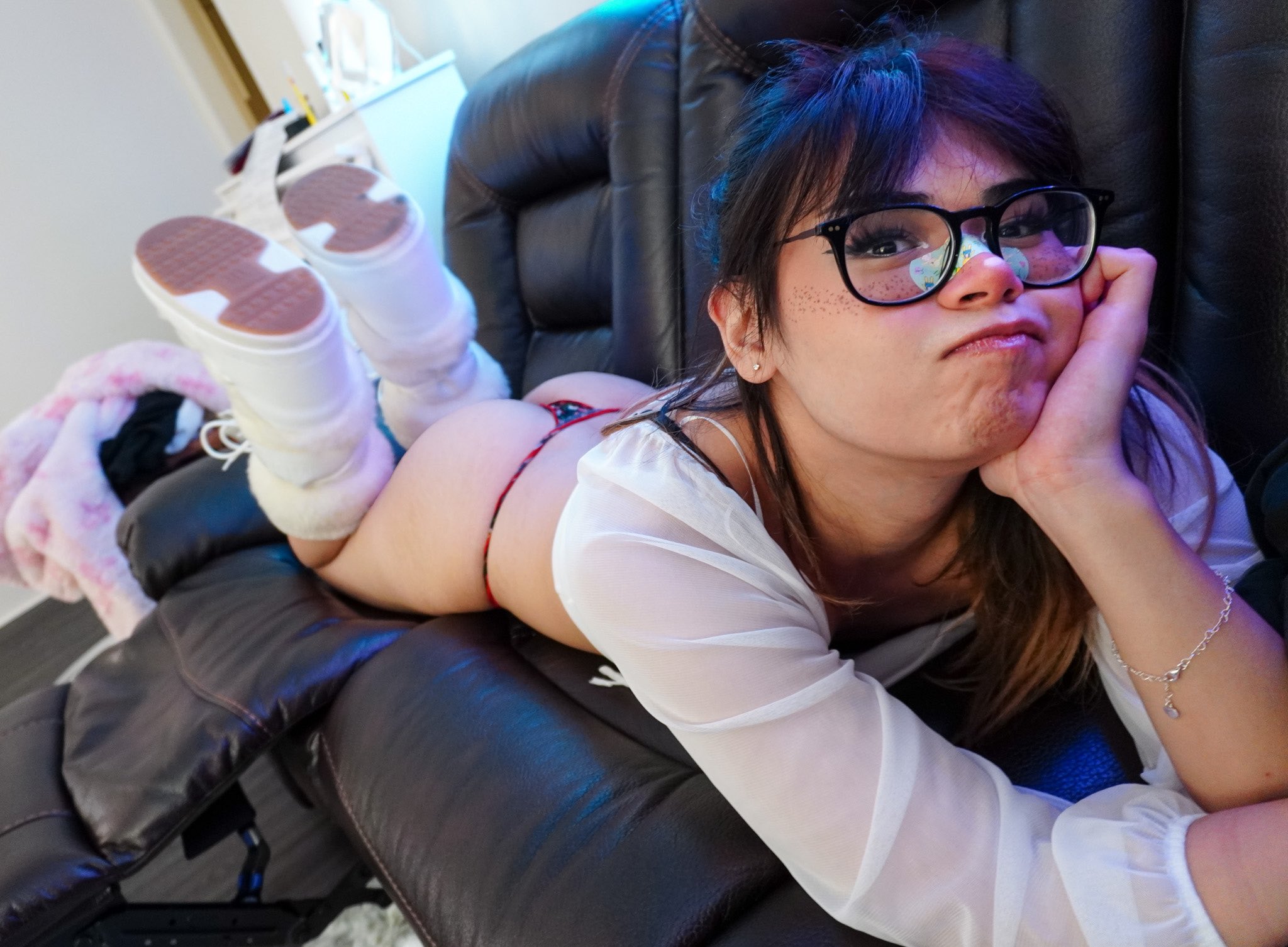 Kiyana Vi on X: What would you do if I was on your couch rn??  t.comcdmz4TCRS  X