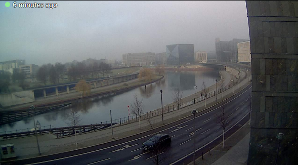 frankwettert's tweet image. Irre! Der #Spreebogen in #Berlin ist genau auf der Kante #Nebel / #Sonne: windy.com/de/-Webcams/De… via @Windycom @rbb88acht @rbb24 @rbbabendschau