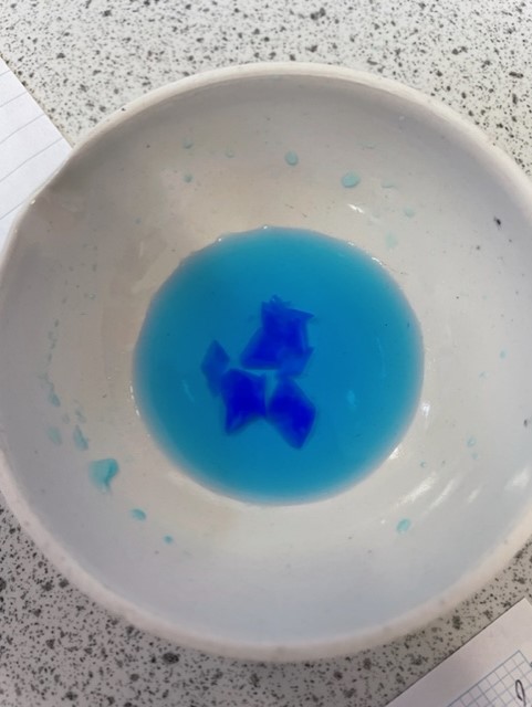 DGSSciCollege's tweet image. The results of @DartfordGS Year 11 #chemistry students review of the first #GCSE #requiredpractical show some fantastic diamond-shaped crystals; hope their exams go as well as this! @DrCourtDGS @drdavie_dgs