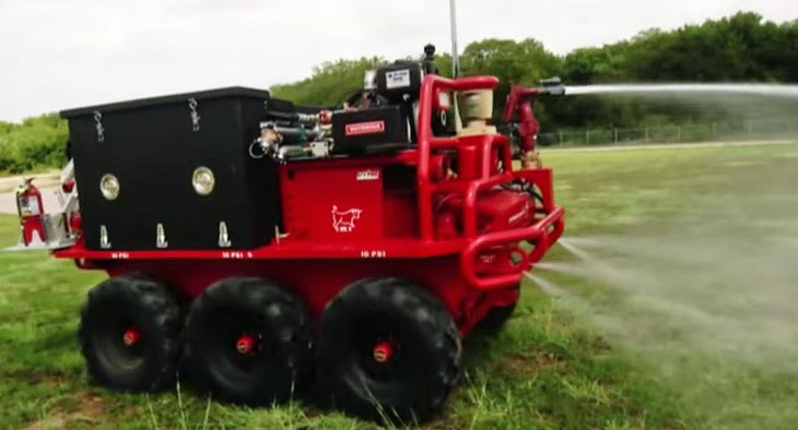 teambestioles's tweet photo. #JeudiBestioles 

Voici #FireOx 🚒 de @LockheedMartin 🇺🇲
Véhicule terrestre 6x6 sans pilote (techno défense).
1000 l. d'💧
50 l. d'☁️
Pompe 1,5 AGE avec diesel 10 CV
génératrice de 1 kVA et 🔦 haute intensité
caméra IR  🌞et🌛
treuil 4.5 t.
Lance canon
Reco NRBC ☢️ IED💥 et 🔥 https://t.co/cmVI7pZbIA