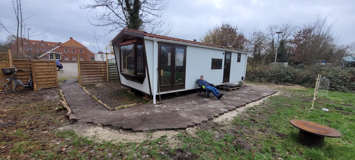Op de achtergrond Het Hotel/Restaurant..laatste kind uit huis..wij superklein..met superuitzicht