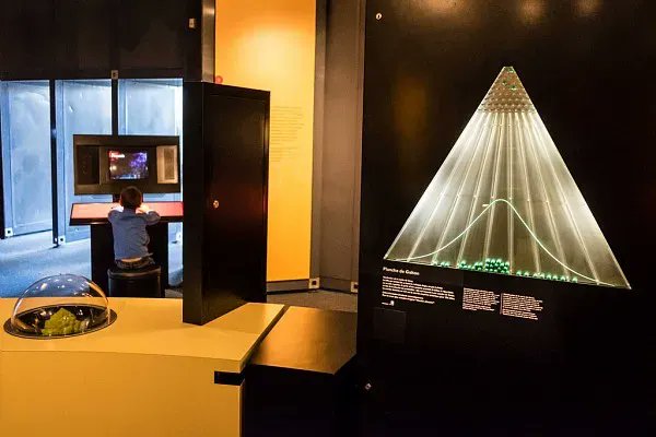 La #SemaineDesMaths se déroule du 6 au 15 mars, pourquoi ne pas venir en amont jeter un coup d'oeil à l'exposition permanente #Mathématiques à la <a href="/citedessciences/">Cité des sciences et de l'industrie</a> ? 

Probabilités, géométries, statistiques et théorèmes n'attendent que vous ! ➕ 

cite-sciences.fr/fr/au-programm…