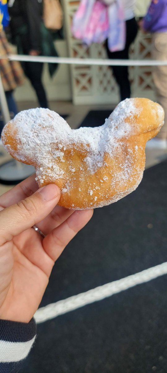 melloskitty's tweet photo. SNOW IN SOCAL⁉️

Nahhh, just graupel.🥶🌨

I guess I still haven't seen snowfall.❄️🤷🏻‍♀️
#notsnow #nothail #graupel #socal #california #disneydate #mickeyshaped #beignets https://t.co/K1k2nUZNKD
