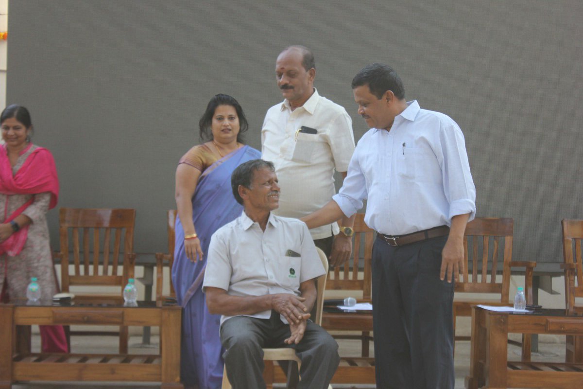 ZKarnataka's tweet photo. #Issac Giraffe Animal Keeper @Mysore_Zoo was felicitated for his outstanding animal husbandry skills, who took care of #16giraffe births during last 15 years. Very humble and great human being, Compassionate.Giraffe love him. Thank you Mr Issac, We are grateful to you! #16birth https://t.co/hWDDmIoA3Y