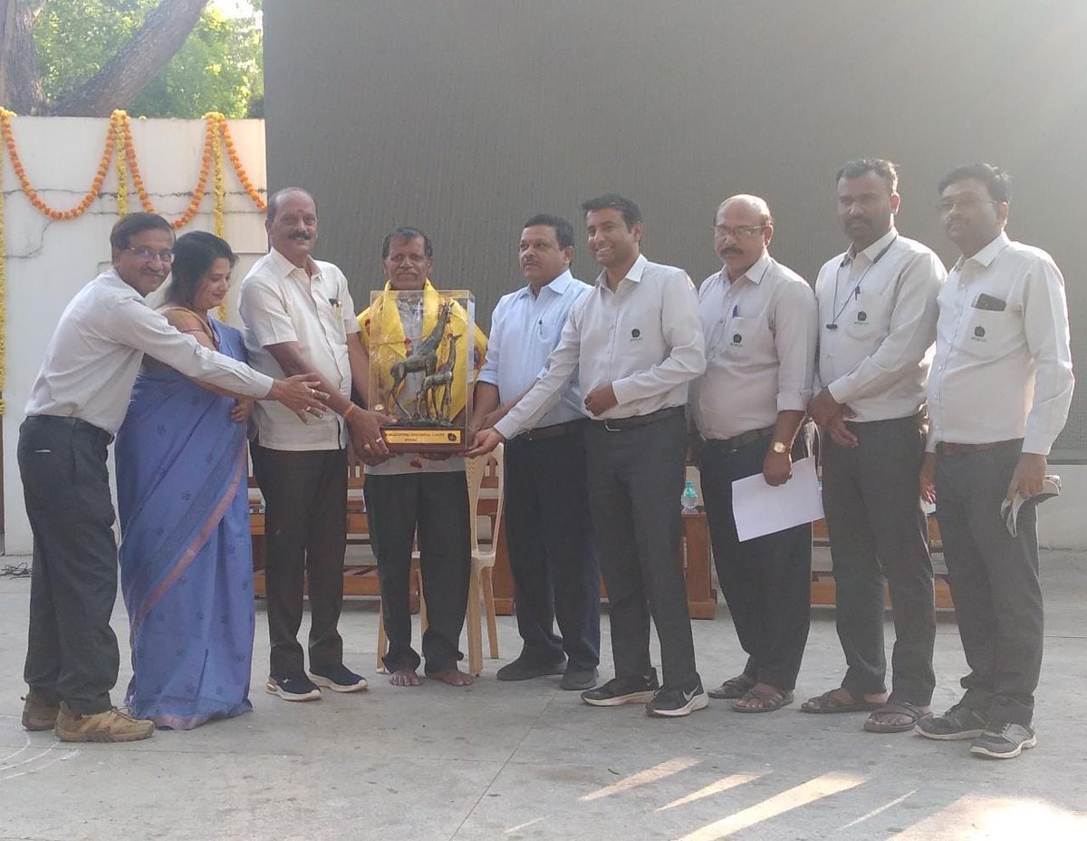 ZKarnataka's tweet photo. #Issac Giraffe Animal Keeper @Mysore_Zoo was felicitated for his outstanding animal husbandry skills, who took care of #16giraffe births during last 15 years. Very humble and great human being, Compassionate.Giraffe love him. Thank you Mr Issac, We are grateful to you! #16birth https://t.co/hWDDmIoA3Y