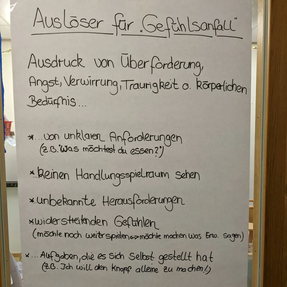 theschlogger's tweet image. Kommunikation mit Kindern:
Auslöser von großen Gefühlen
(2. Plakat unserer tollen Kita)

ZB Innerer Konflikt, wenn sie gerne weiterspielen wollen, aber auch kooperieren wollen (Kinder wollen nämlich grundsätzlich kooperieren! Uns fällt leider eher auf, wenn sie das nicht tun.)