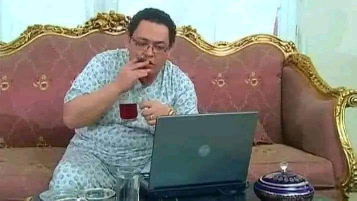 و انا قاعد بتابع سوق العملة و ارتفاع الدولار حرصًا على اخر ٢٠٠ جنيه معايا😅😅