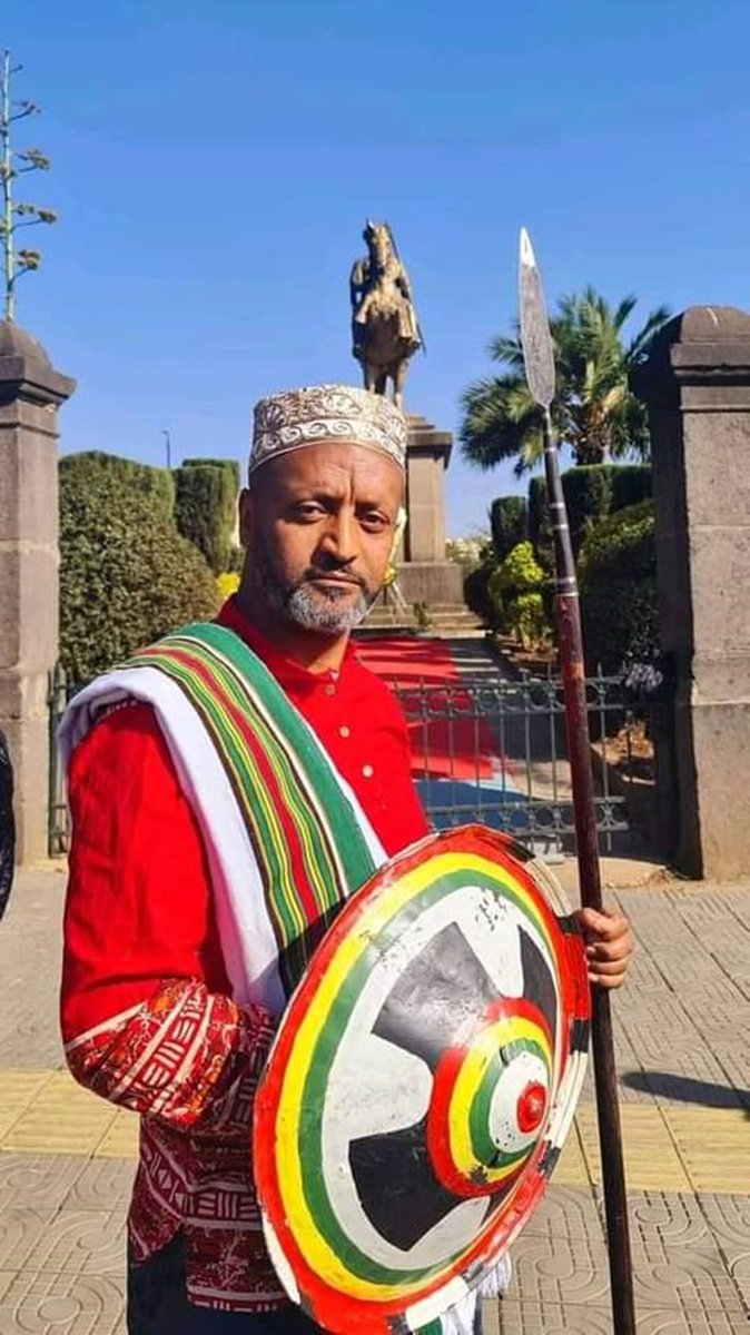 AbrarSuleiman's tweet photo. አማሪካ ከእንግሊዝ ቅኝ አገዛዝ ነጻ የወጣችበትን ቀን ታከብራለች።

#ኢትዮጵያ ግን እድሜ ለእምዬ ምንይልክ የአውሮጳ ወራሪዎችን ያንበረከከችበትን 127ኛ የአድዋ የድል በዓል ቀን ዛሬ እያከበረች ነው!

እንኳንም ኢትዮጵያዊ ሆንኩ!

መልካም በዓል!
#Adwa https://t.co/yA61UpRdkE