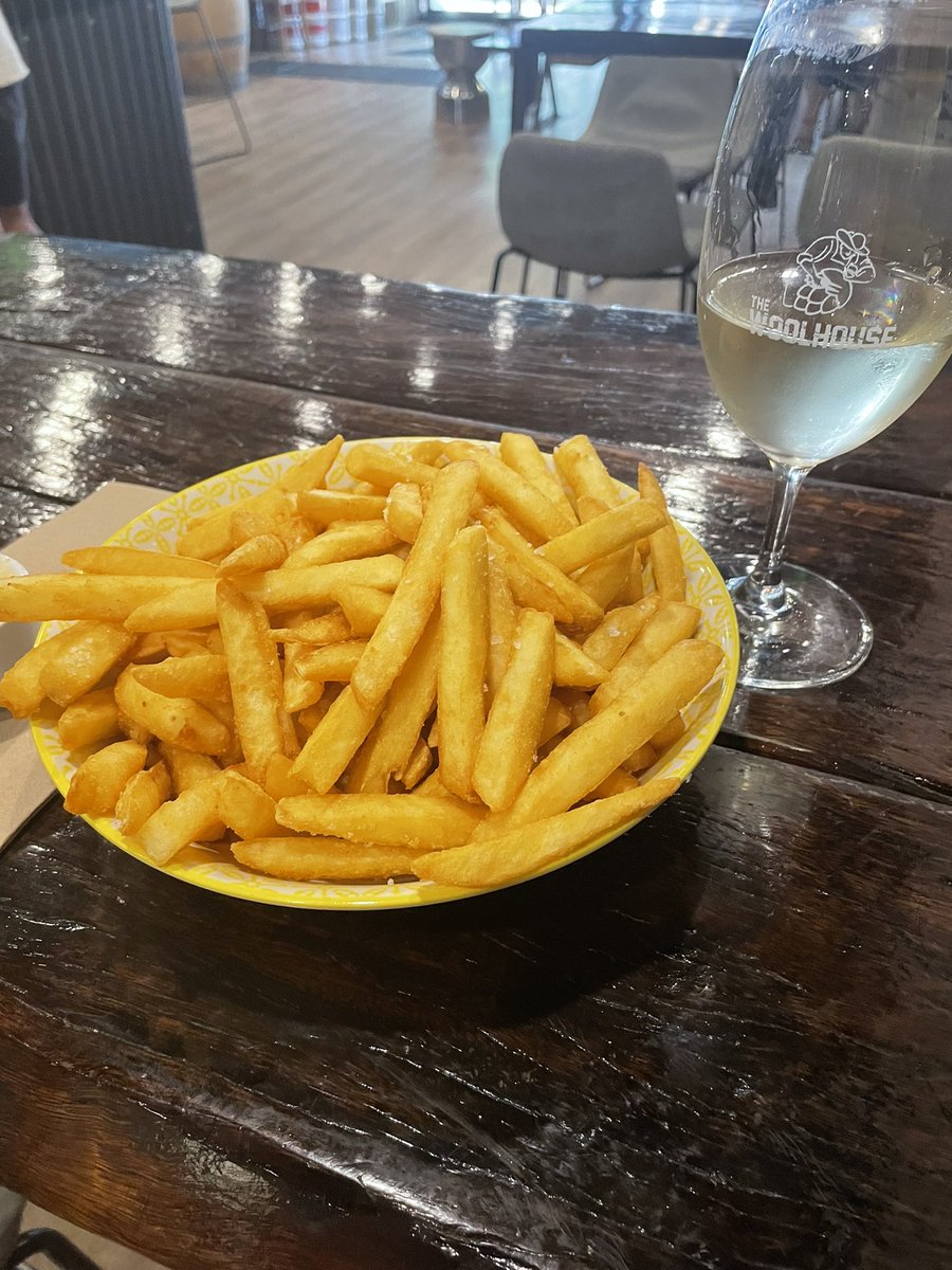 Hmmm … not sure I can eat all of these chips before my hair appointment at 6.30. Thankfully, it’s only two doors down from where I am. #greatchips #finePinotGrigio #WoolhouseAlbury
