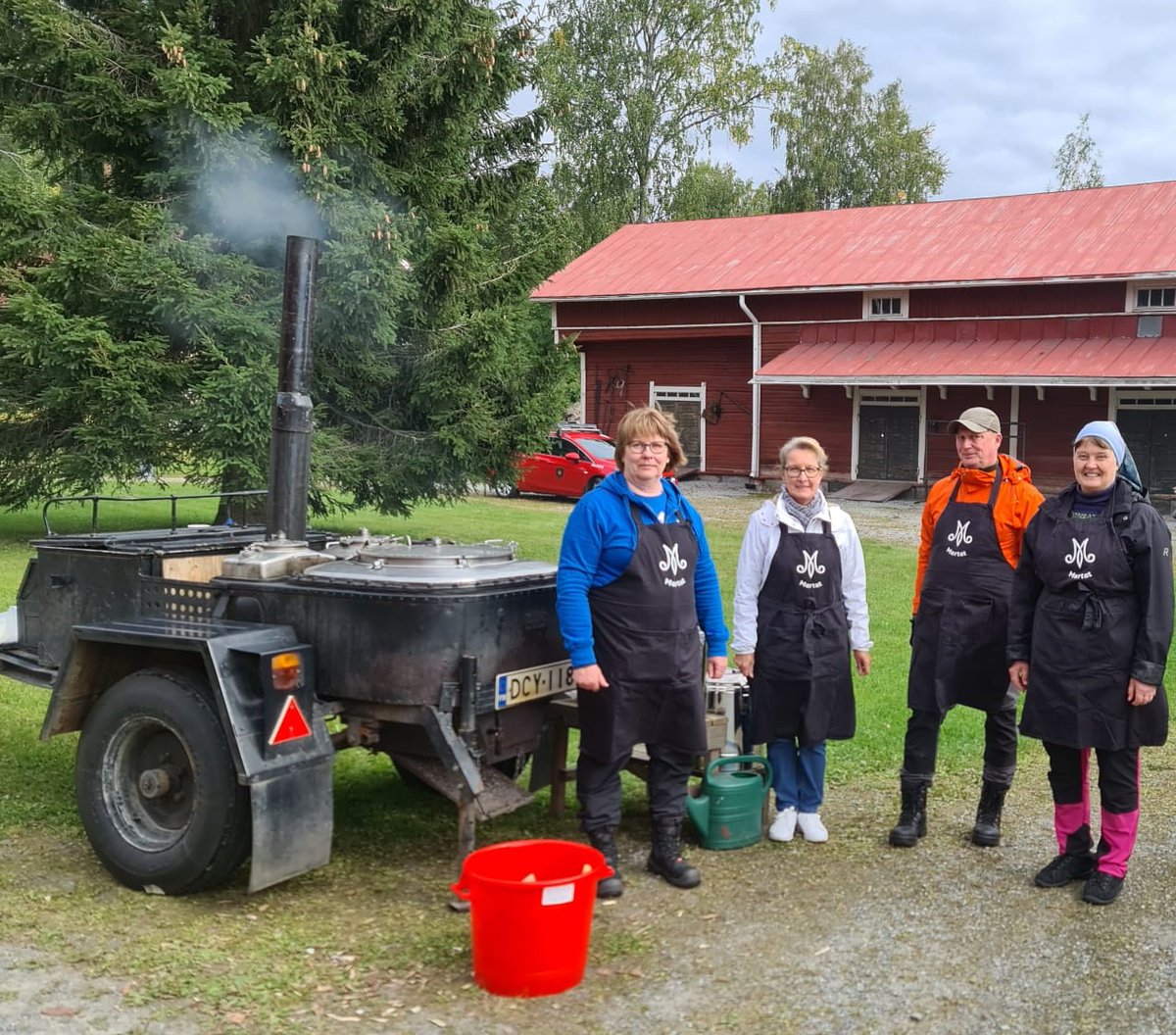 Pohjois-Karjalan Marttojen #MURU -hanke lisää muonitusosaamista kylillä. Lue juttu Maakaistan tarinoista. Nappaa samalla talteen kasvishernekeiton ohje kesän kyläjuhliin.
maakaista.fi/uutiset/item/2…
Kuva: <a href="/pkmartatry/">Pohjois-Karjalan Martat ry</a> 
#maaseutu #kylät #muonituskoulutus <a href="/POKELYkeskus/">Pohjois-Karjalan ELY-keskus</a>