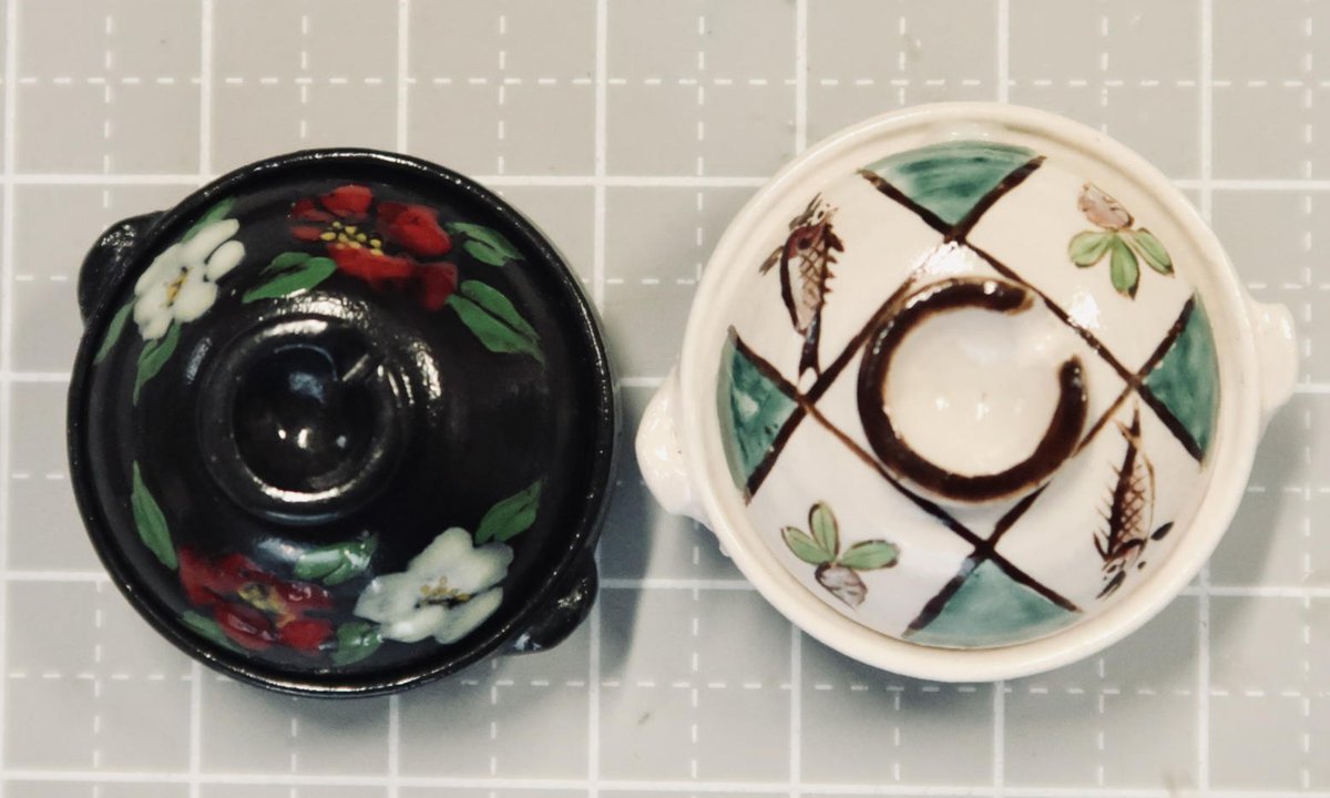 上絵つけをした土鍋ですが、土鍋土は粗すぎるため使えなかったのが残念です。
これもミニチュア・ドールハウス作家展でご覧になれます。