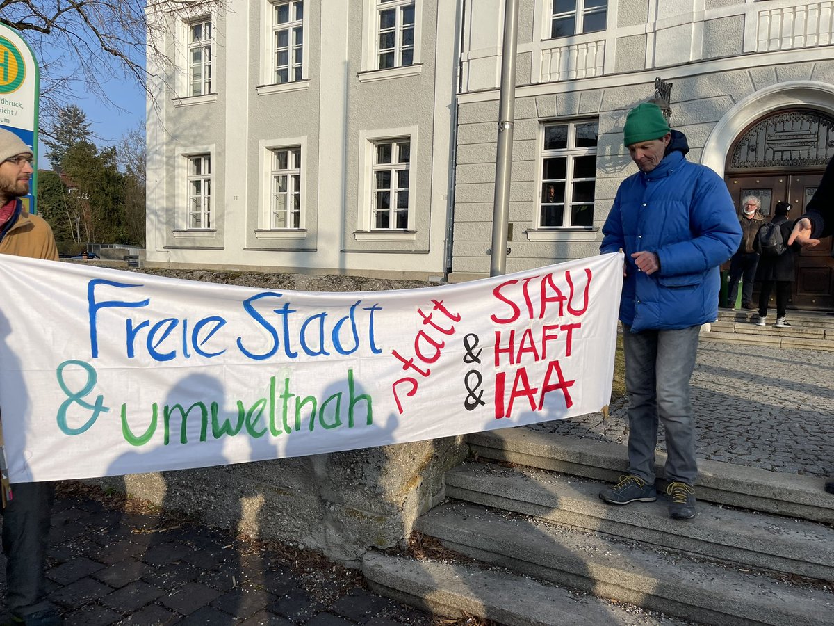 Prozess am Amtsgericht Fürstenfeldbruck: Drei #Klimaaktivistinnen und -Aktivisten sind wegen #Nötigung in fast 1300 Fällen angeklagt. Sie hatten 2021 gegen die #IAA in München protestiert und sich von einer #A96-Autobahnbrücken abgeseilt, die Autobahn war 1,5 h gesperrt.<a href="/BR24/">BR24</a>