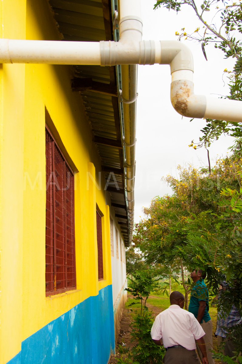 WaterandDev's tweet photo. "Exciting day inspecting our latest project in Kenya! With installed gutters & water tank, we're providing clean water access even during droughts. Help us continue our mission by donating to @majinaufanisi today. #CleanWaterForAll #DonateNow #WaterAndDevelopment 🌊💙" https://t.co/WkzmwatfVT