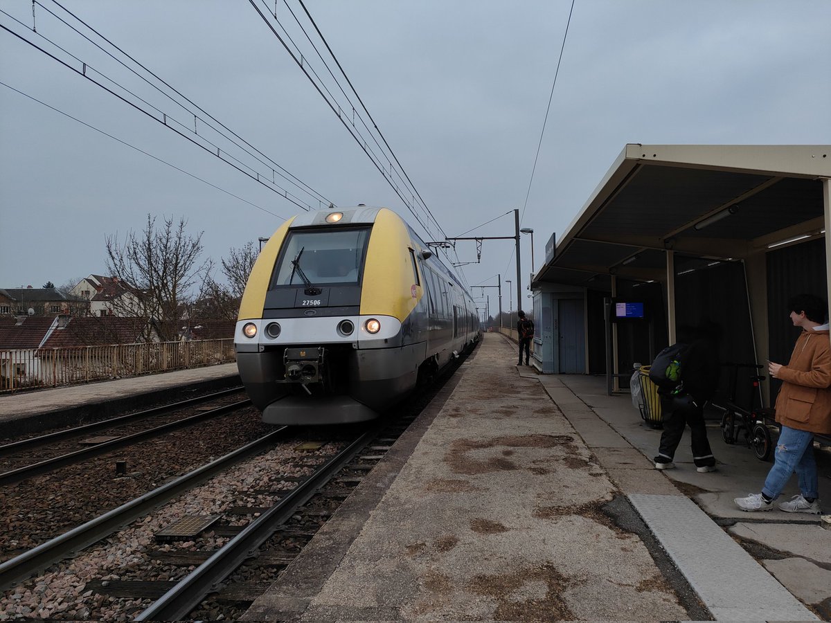 lejeunedutrain's tweet photo. Dijon-Porte-Neuve, une Gare a l'image de la desserte prévue par la región @bfc_region, c'est a dire : catastrophique.

Cette Gare situé en pleine ville pourrait jouer un rôle d'intermodalité mais avec des trains qui se font rares, c'est pas gagné... https://t.co/C0U1GTeV0q