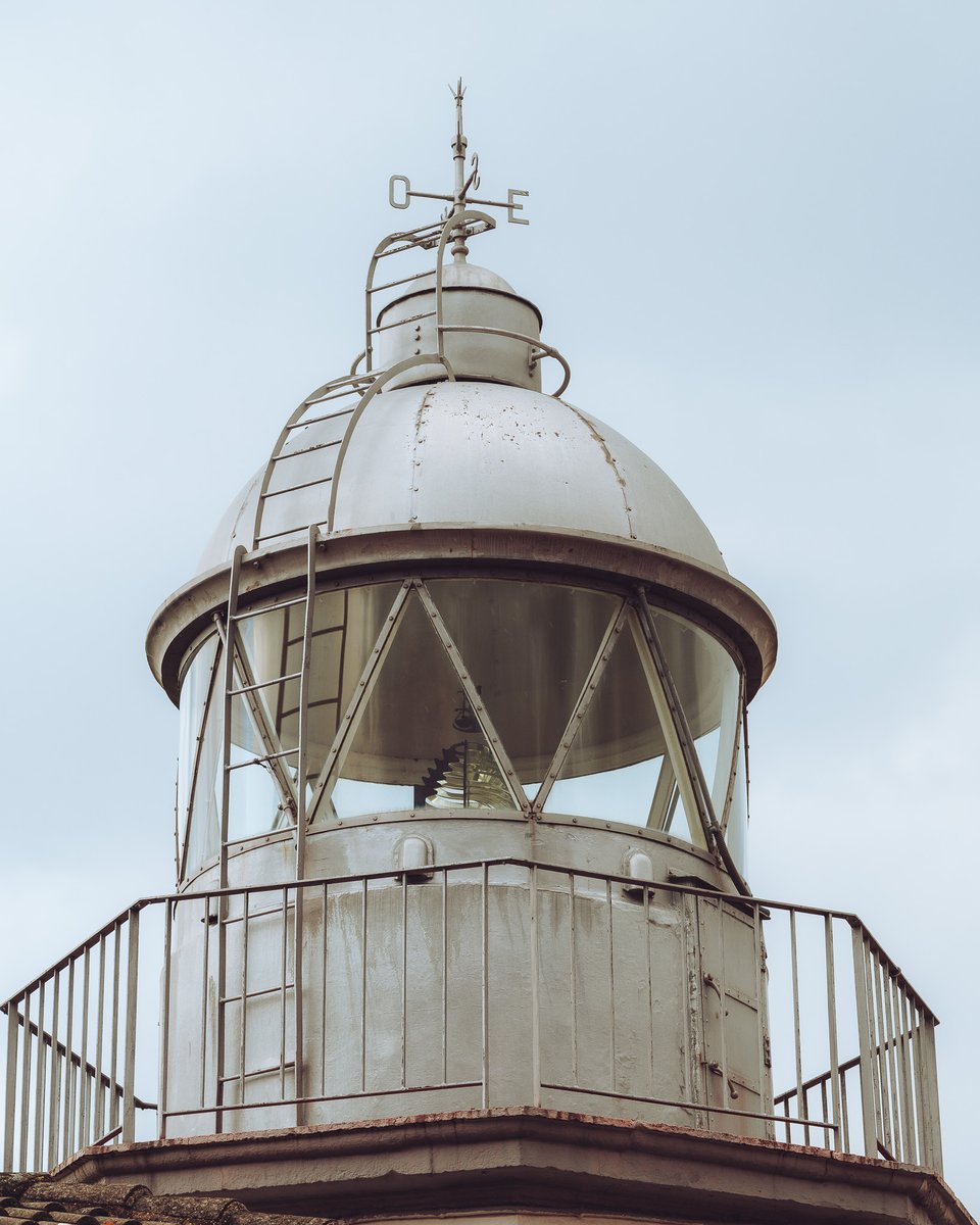 Gulls around the lighthouse of Llanes yesterday morning 😌

#llanes #asturias #spain #landscapephotography