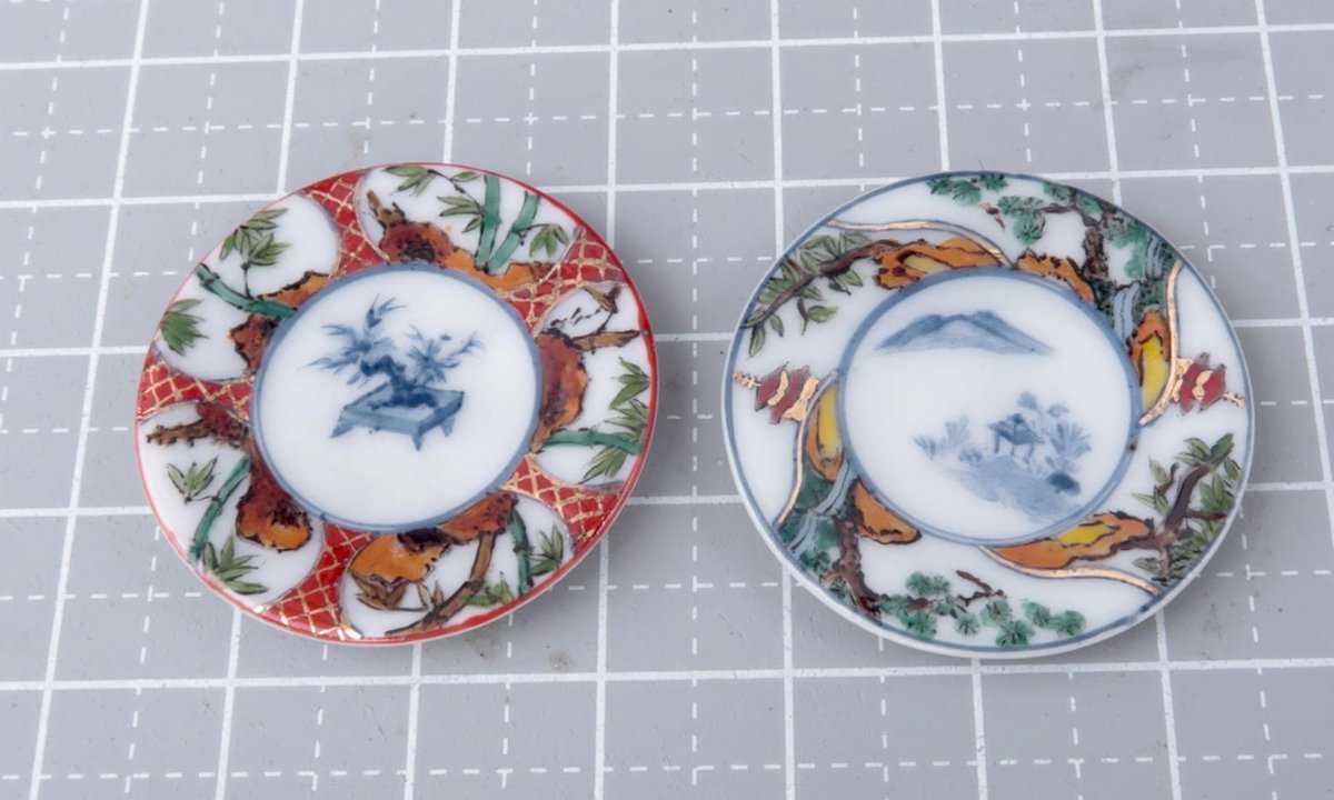 金蘭手の皿です。できるだけ金彩を抑えて上品に見えるようにしました。ミニチュア・ドールハウス作家展ではこの他に30枚ほどを展示予定です。