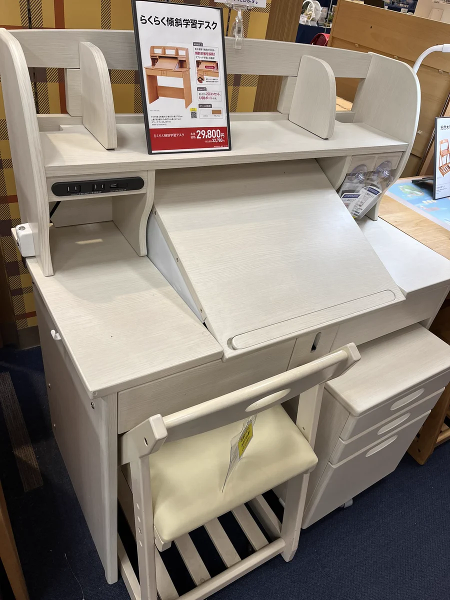 大人も欲しい！角度がつけられる「らくらく傾斜学習デスク」！