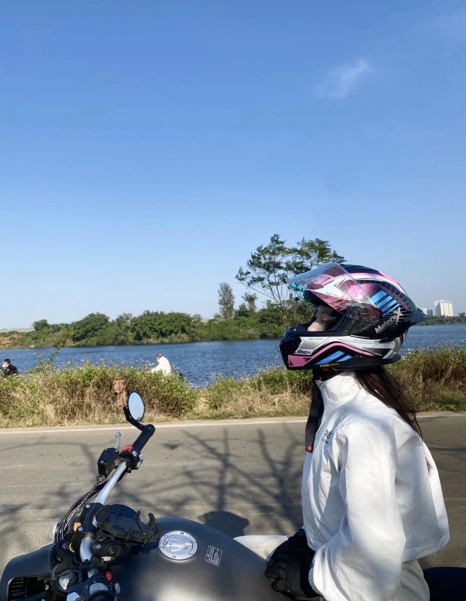 一人一机车，路边日落，不过是世上最好的温柔与浪漫。💋💋💋