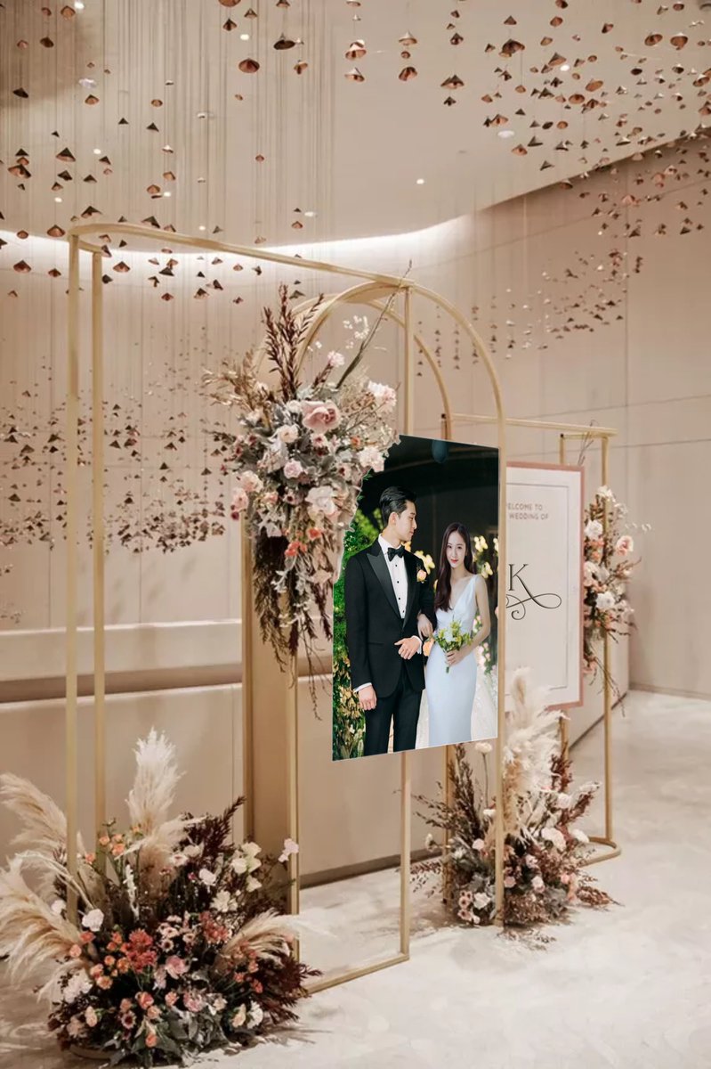 2KINDOFMAGIC's tweet photo. ᅠ

By the entrance, everyone is greeted by the bride and groom’s portraits all around the staircase heading to where the aisle is located. Each portrait denotes just how much they want all the invitees to feel their love for each other.

Love is in the air! 

ᅠ https://t.co/uhKvVgi3V5