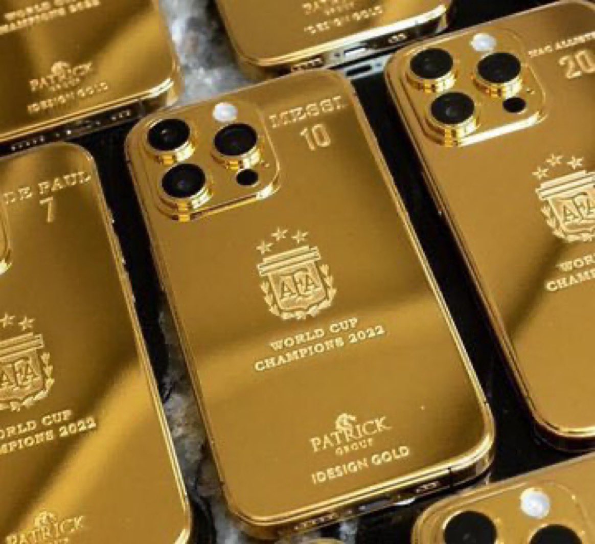 FancyDiMaria_'s tweet image. Lionel Messi will gift 35 gold iPhone 14's to all the Argentina 🇦🇷 players and staff which won the #2022WC
Each phone has their names encrusted in them.