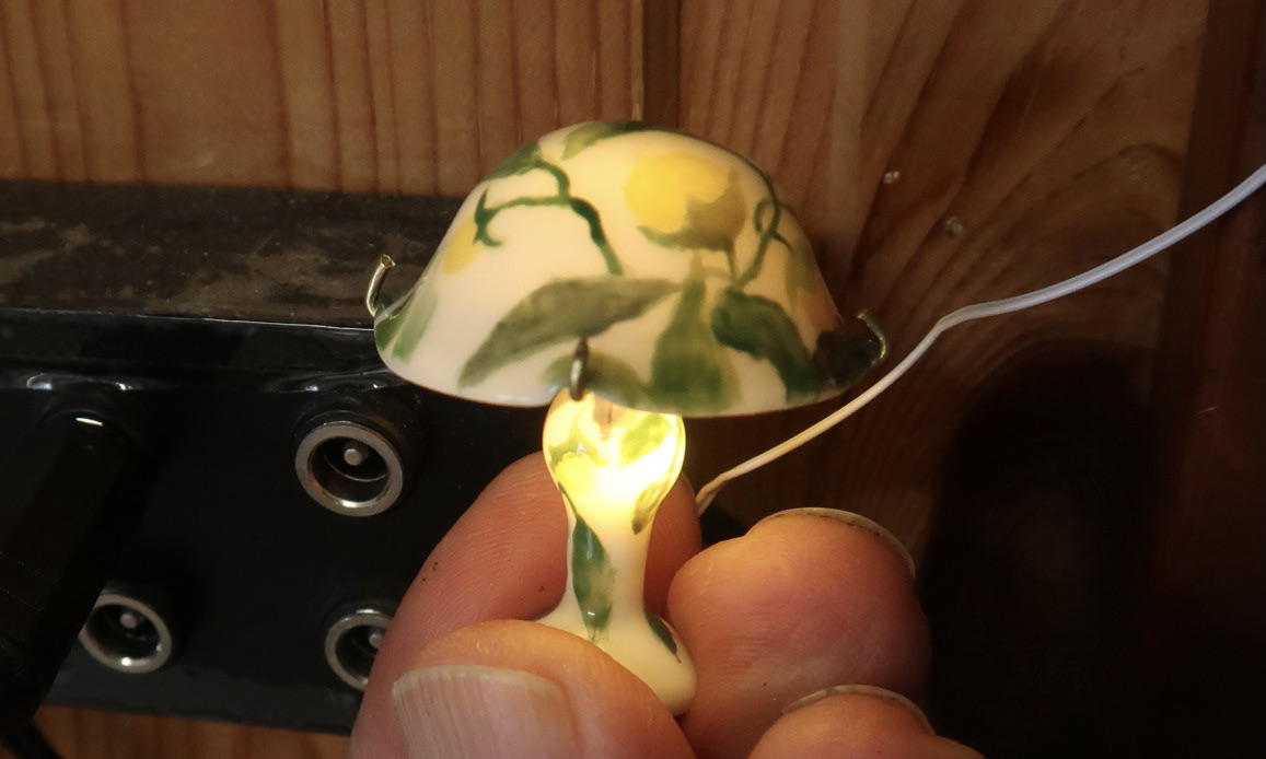 ガレ風のランプです。台と傘の下にそれぞれLEDを仕込んでいます。
ミニチュア・ドールハウス作家展ではこの他にもランプを10個ほど展示します。＃ミニチュアランプ　＃ミニチュア陶器