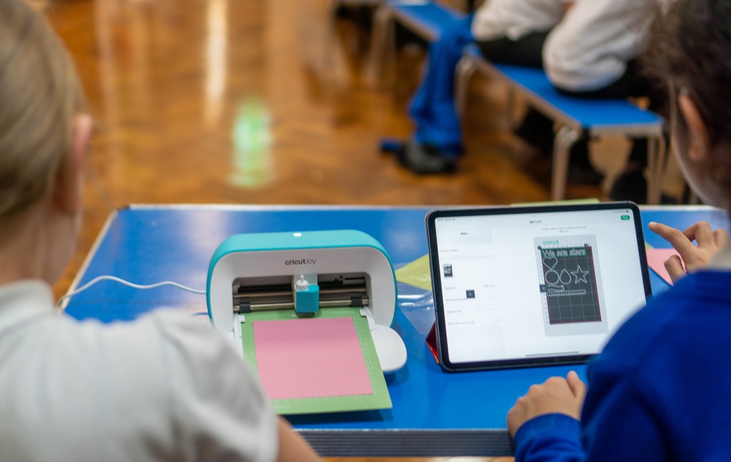 aveea_org's tweet image. Accuracy and precision may be important, but how do we achieve the level of precision needed in some designs?

We all make mistakes, we're human after all. But you know what makes less mistakes? Computers! And that's why we're learning about CAD and CAM at #AveeaAcademy

#STEM