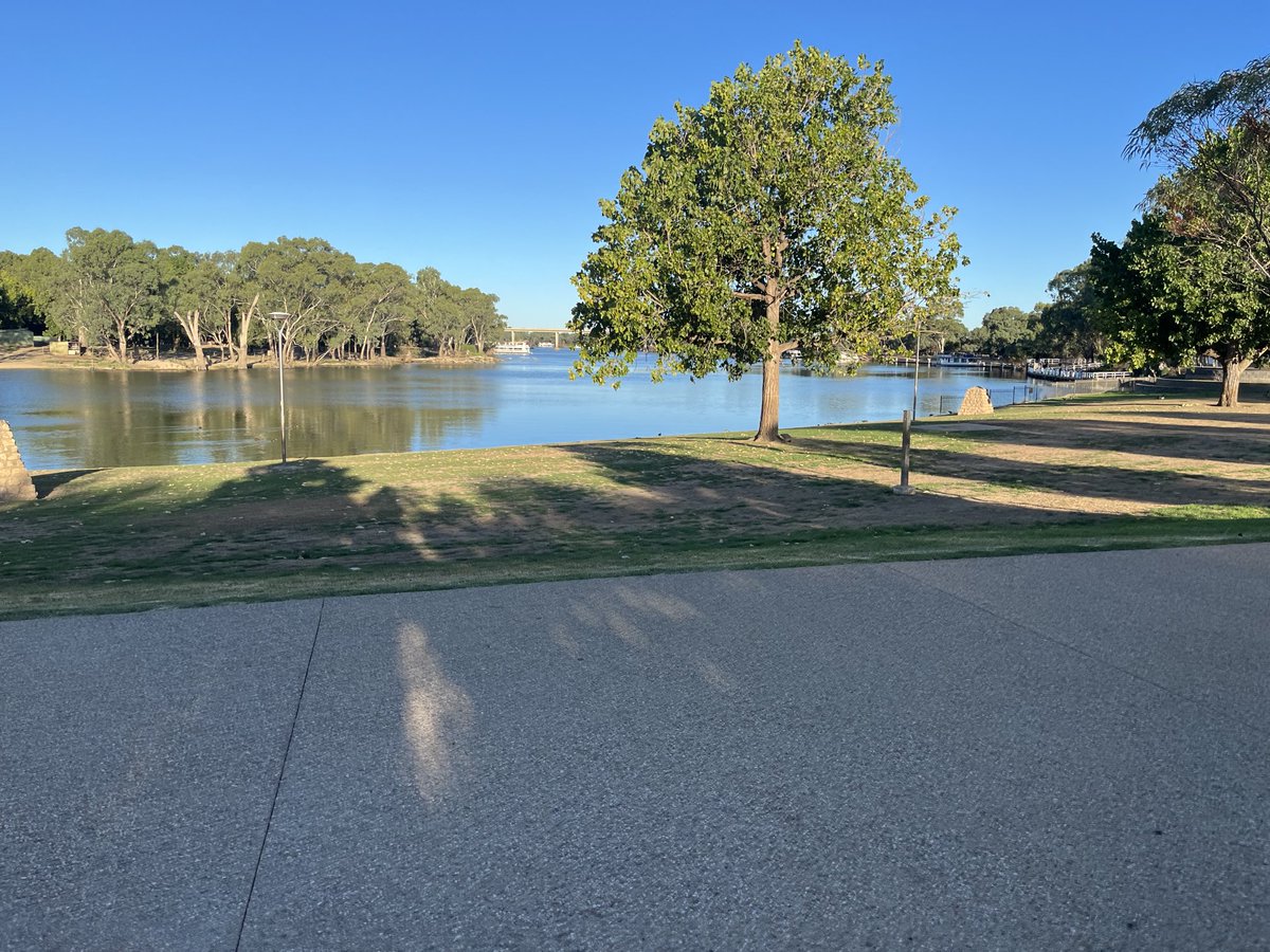 RWNJRehabClinic's tweet photo. Mildura. Standing on the Dan Andrews democracy side of the Murray River, looking across to the oppressive #NSWLNP side and counting down the days till we can boot out Perrotet. #Labor #ChrisMinns https://t.co/n4vQZ2dos1
